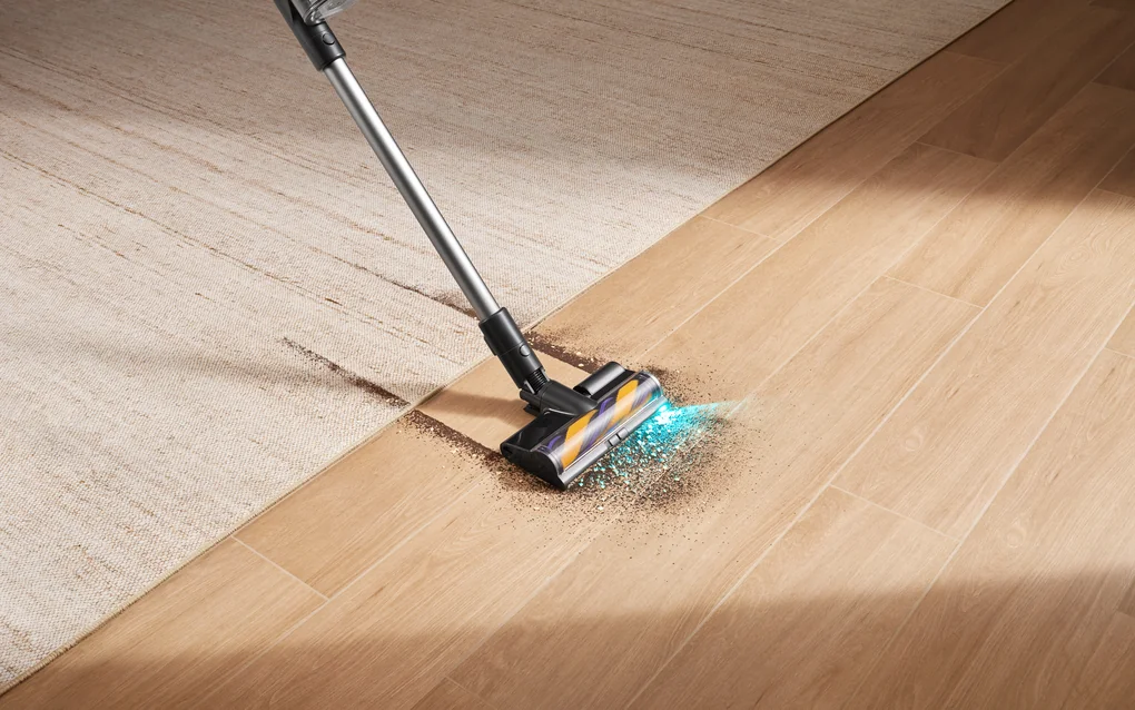 „Omni-Brush“ šepetys pereina nuo kilimo ant medinių grindų