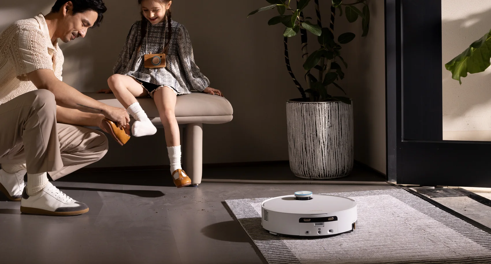 Robotas perlipa slenkstį prie įėjimo