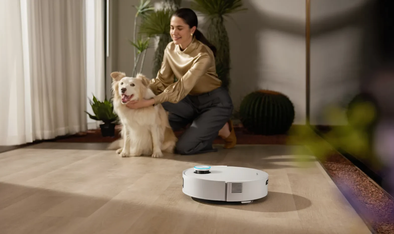 Šeima žaidžia su šunimi šalia roboto