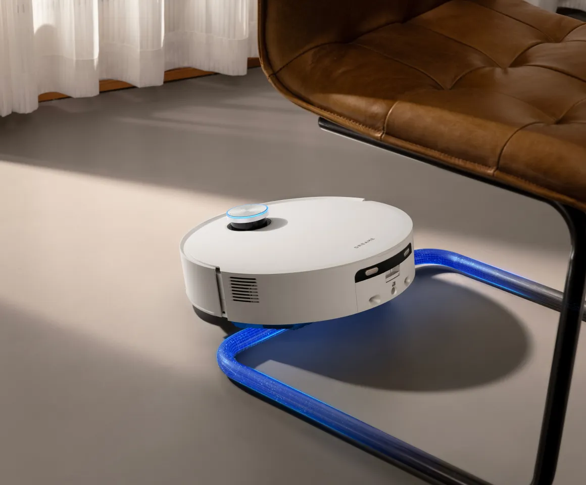 Robotas su ištiesta kojele lauko terasoje