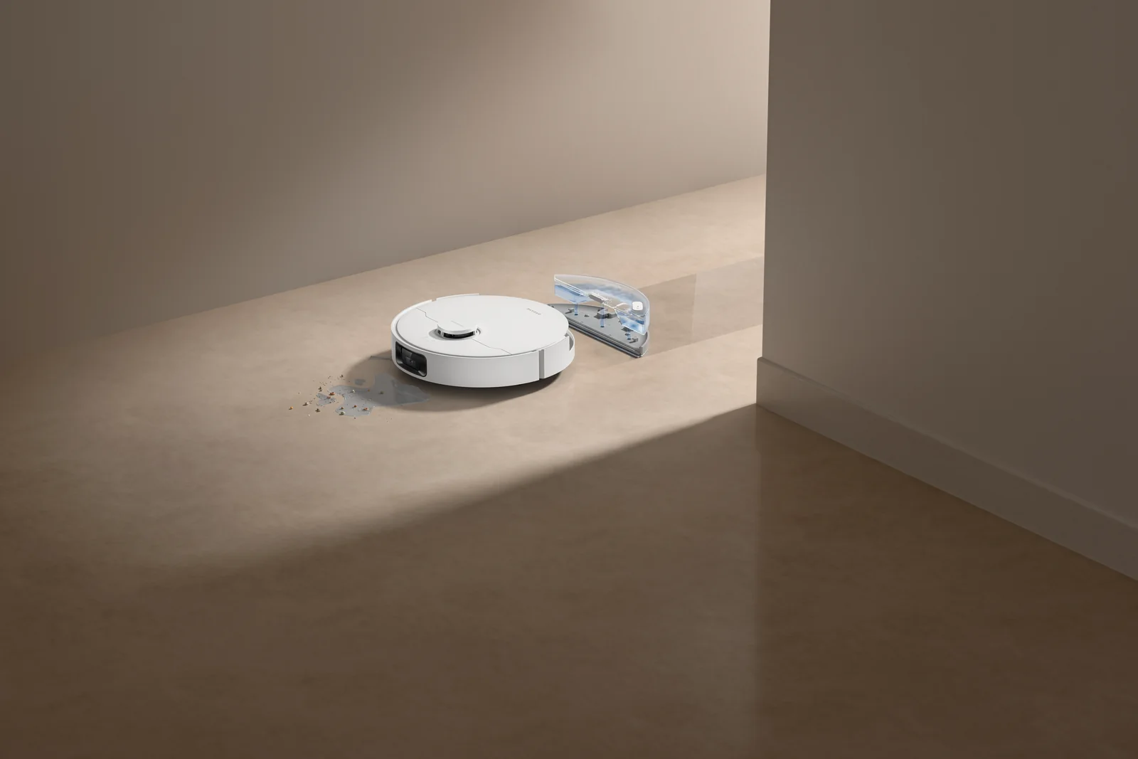 Robotas siurbia ir plauna vienu metu palei sieną