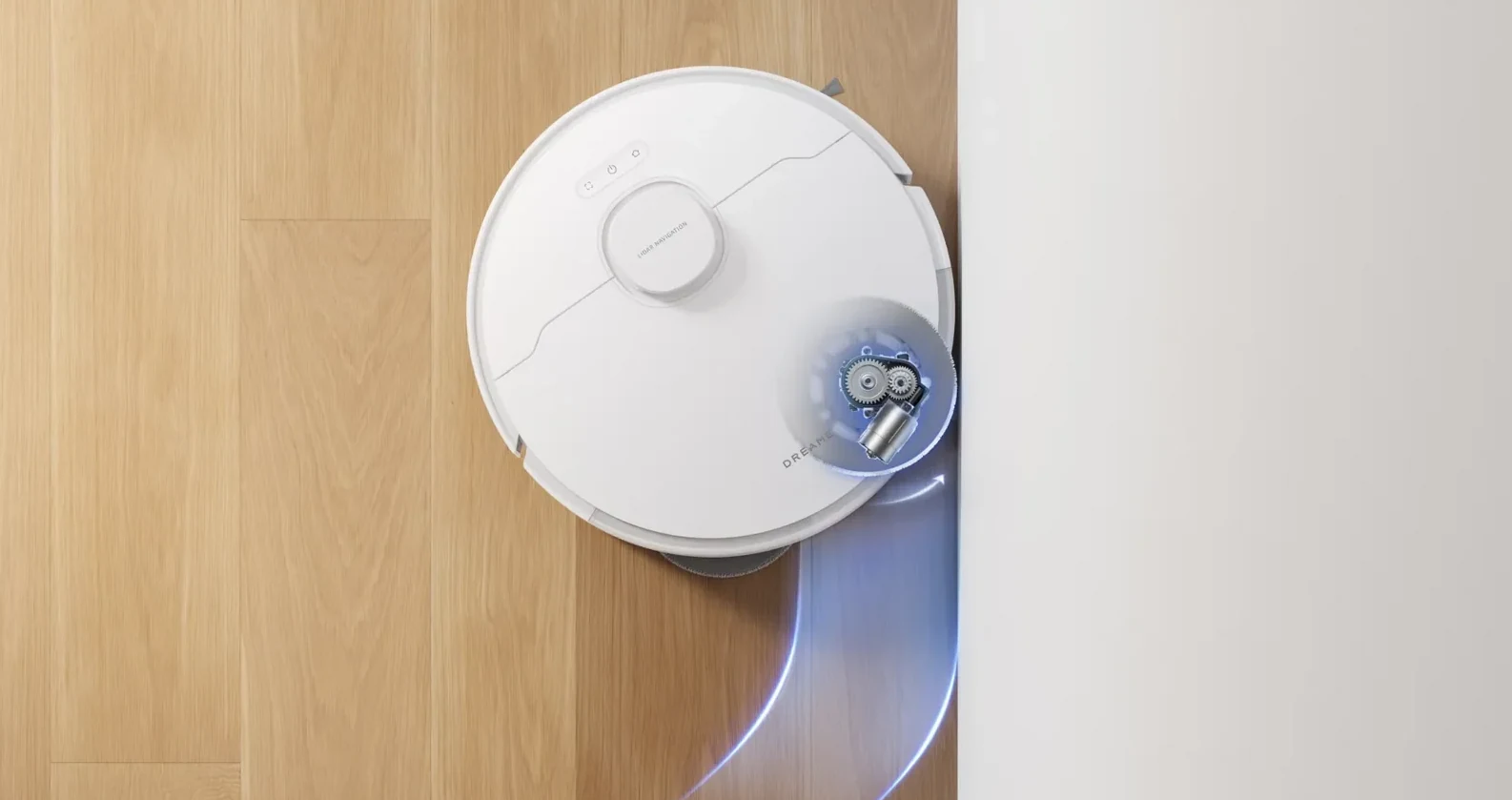 Robotas išsuktu šoniniu šepečiu valo kampą palei sieną