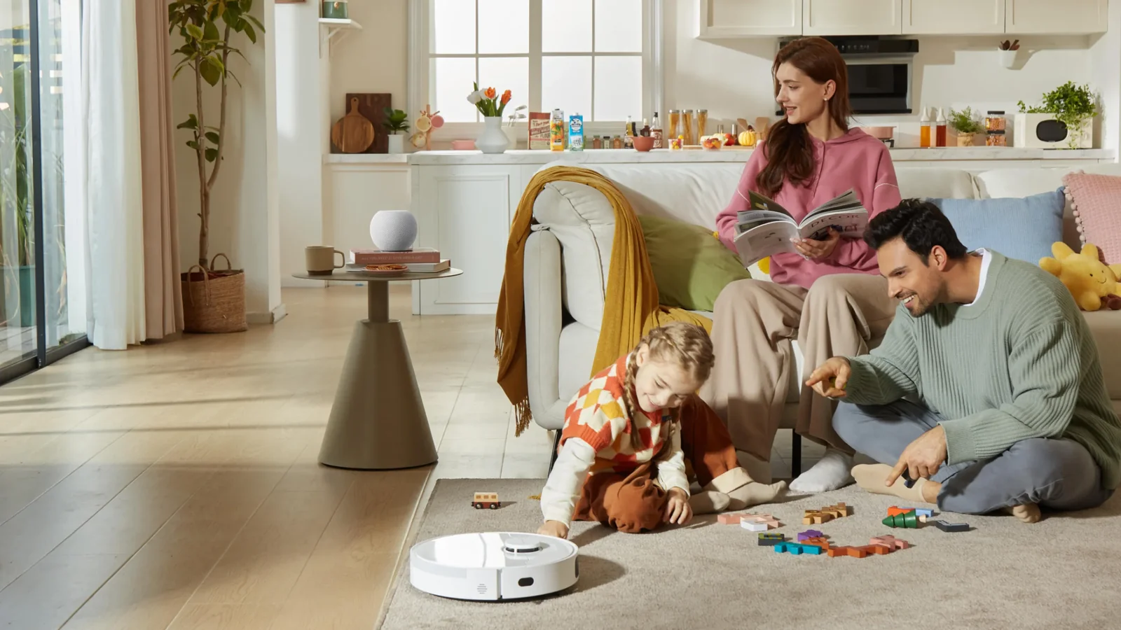 Šeima kalbina balso asistentą šalia dirbančio roboto