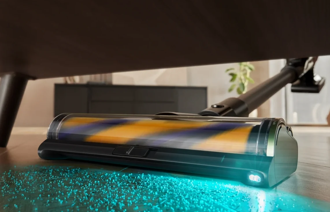 DREAME R20 Ultra šepetys apšviečia dulkes po sofa
