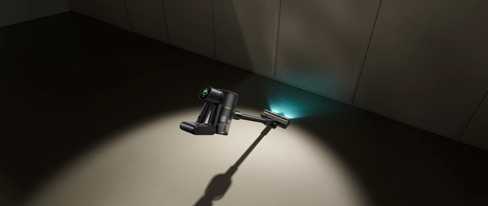 DREAME V11 Essential belaidis dulkių siurblys tamsiame kambaryje su apšviestu šepečiu