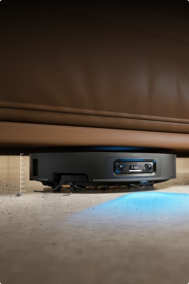 Robotas palenda po sofa