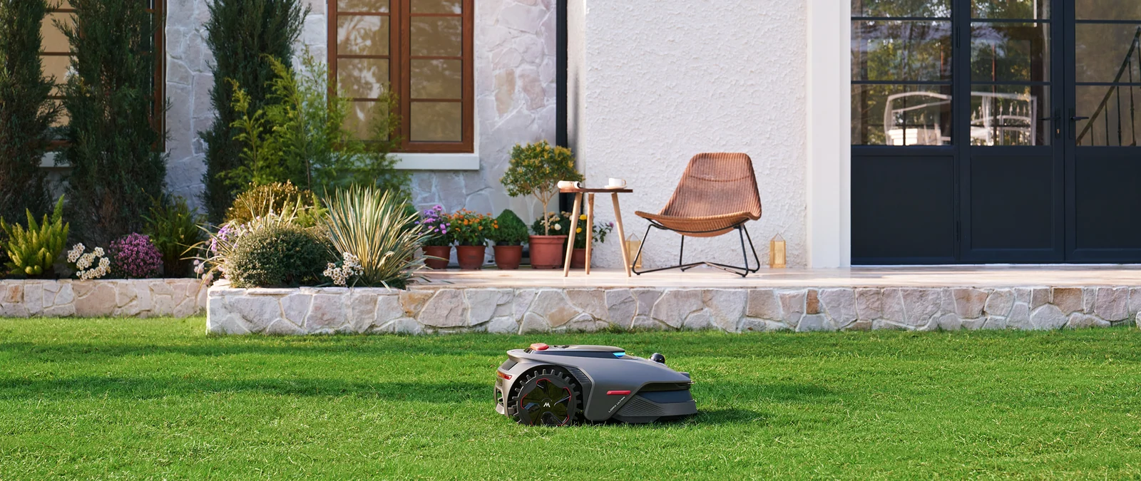 Vejos robotas dirba vejoje prie namo
