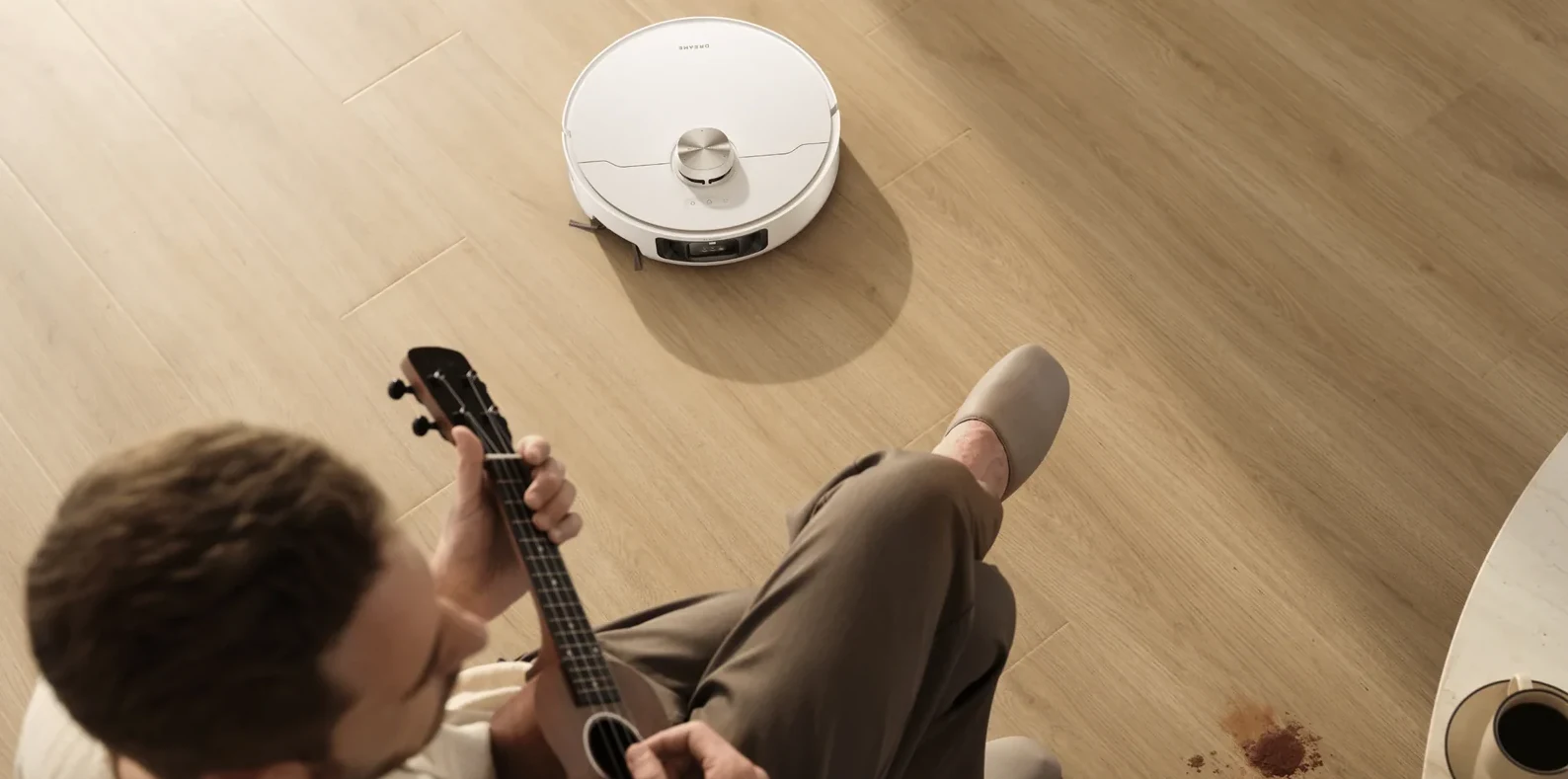 Žmogus groja, robotas valo