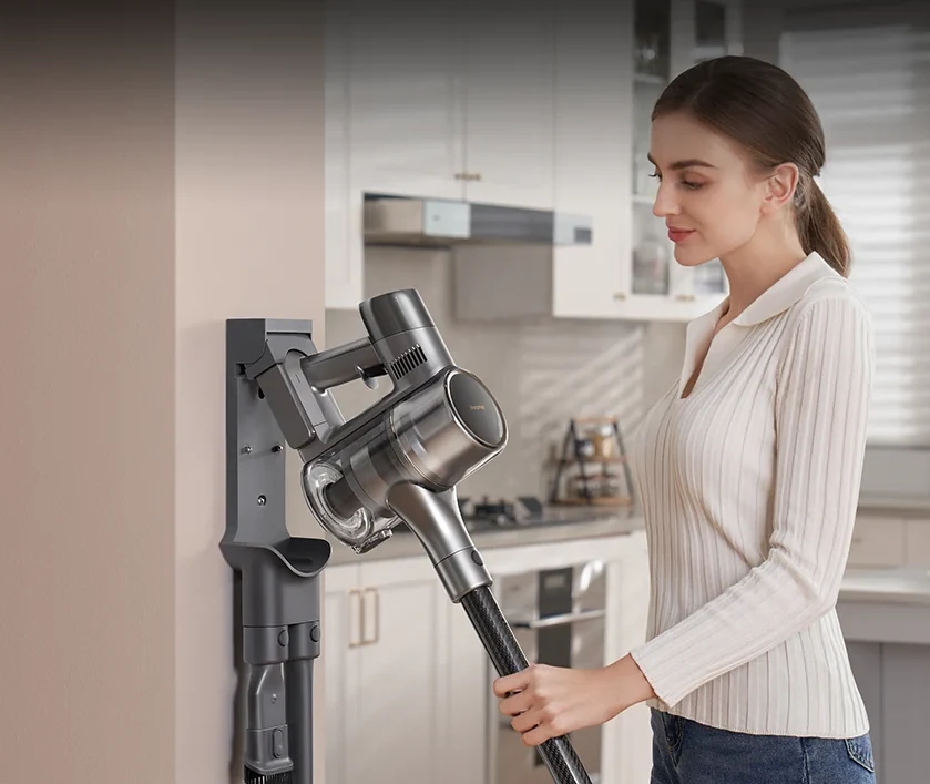 DREAME R20 laikomas ant sieninio stovo virtuvėje