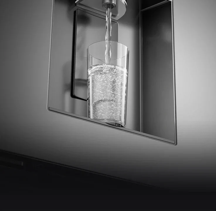 Gazuotas vanduo pilamas iš DREAME FizzFresh dozatoriaus į stiklinę