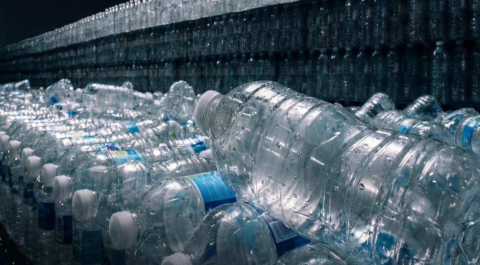 Daug plastikinių butelių sukrautų vienas ant kito