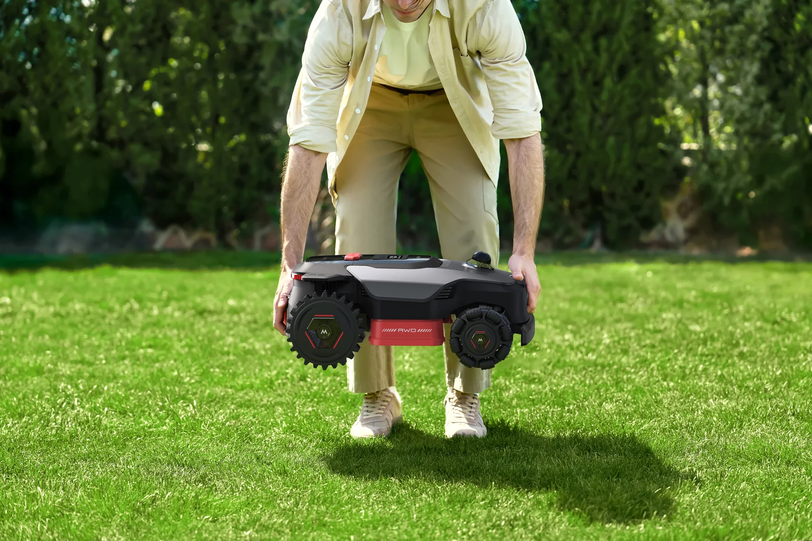 Vyras pakelia MOVA LiDAX Ultra AWD Flex vejos robotą