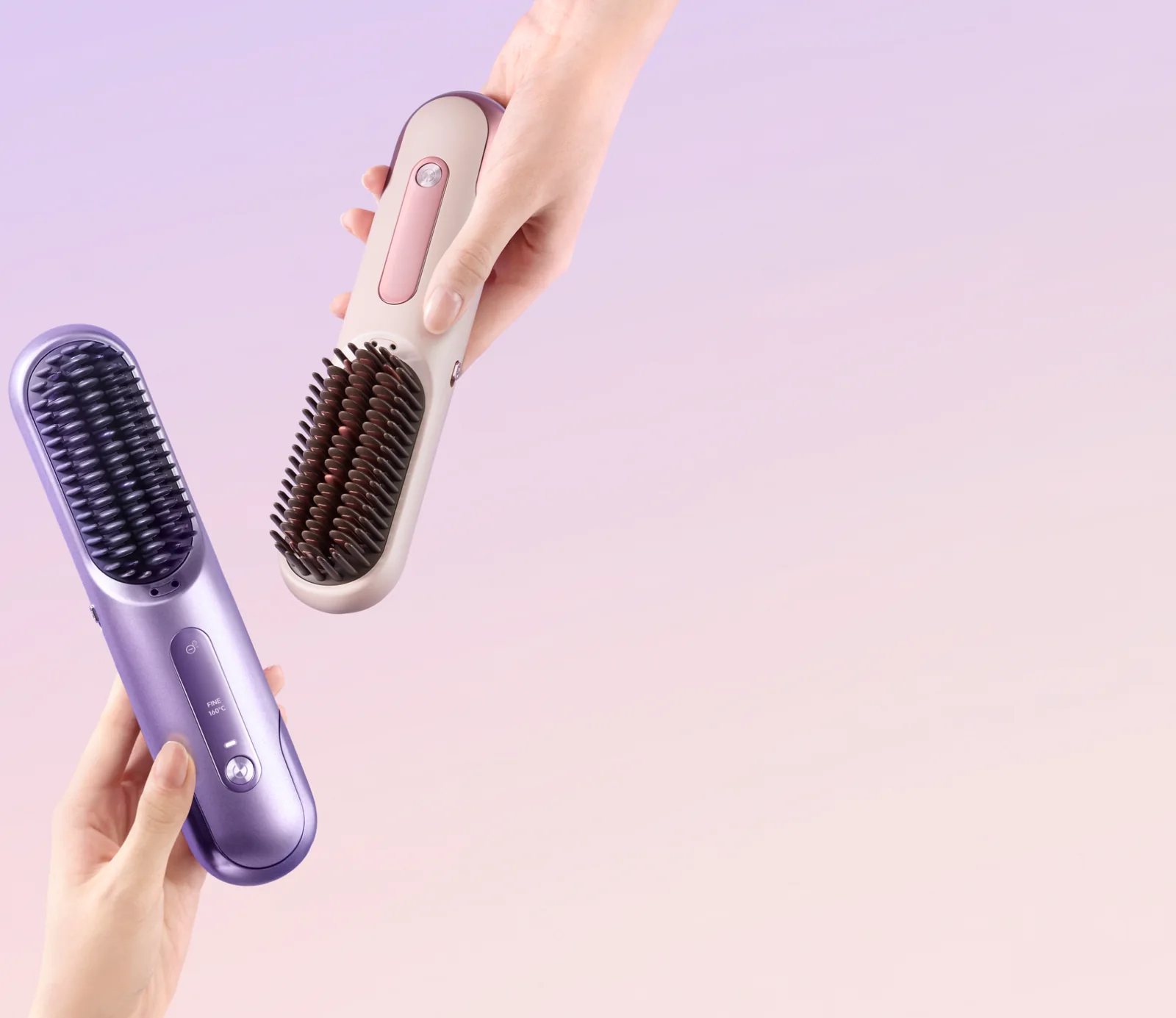 Violetinis ir rožinis DREAME Sleek šepečiai rankose