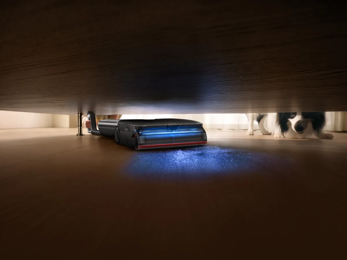 LED apšviesta šepečio galvutė po sofa