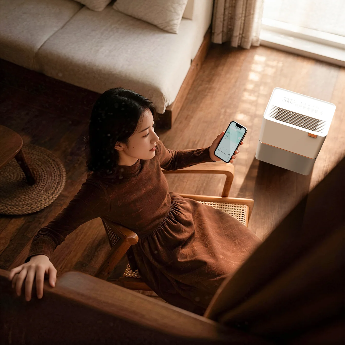 Moteris valdo DREAME DB40 oro sausintuvą „Dreamehome“ programėle telefone