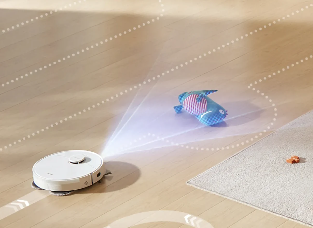 Robotas apvažiuoja žaislą ant grindų