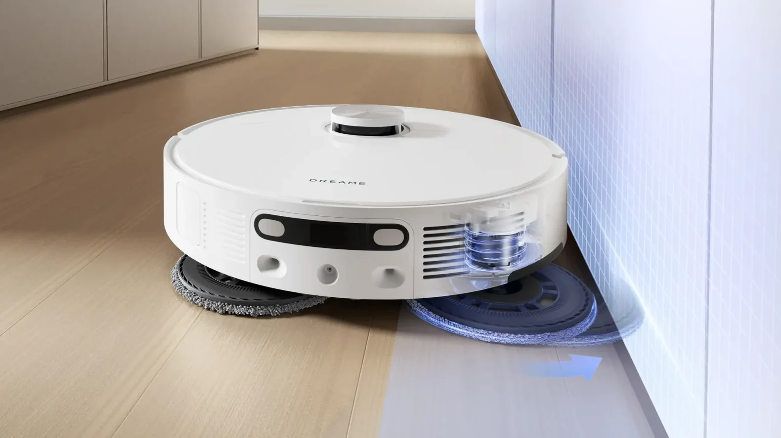 Robotas plauna grindis prie sienos kampe