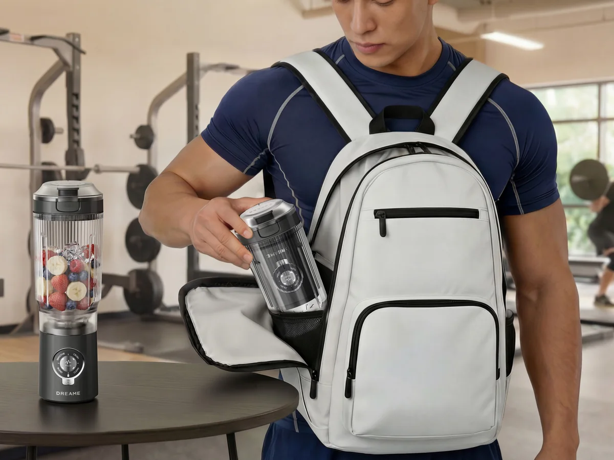 Vyras sporto salėje deda sudėtą DREAME PortFresh PB10 trintuvą į kuprinę