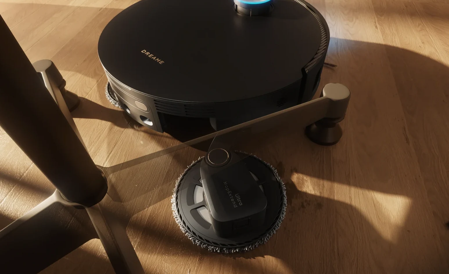 Robotas valo aplink kėdės koją
