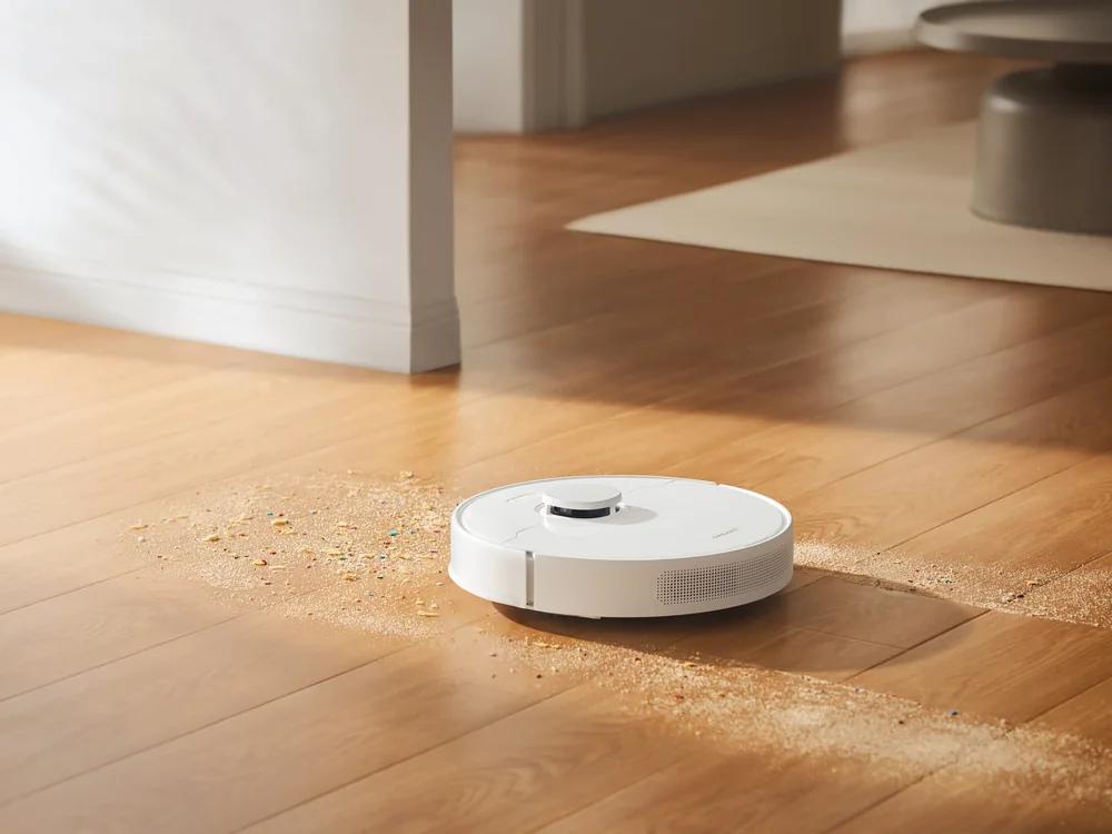 DREAME D10 Plus Gen 2 siurbia smėlį nuo medinių grindų