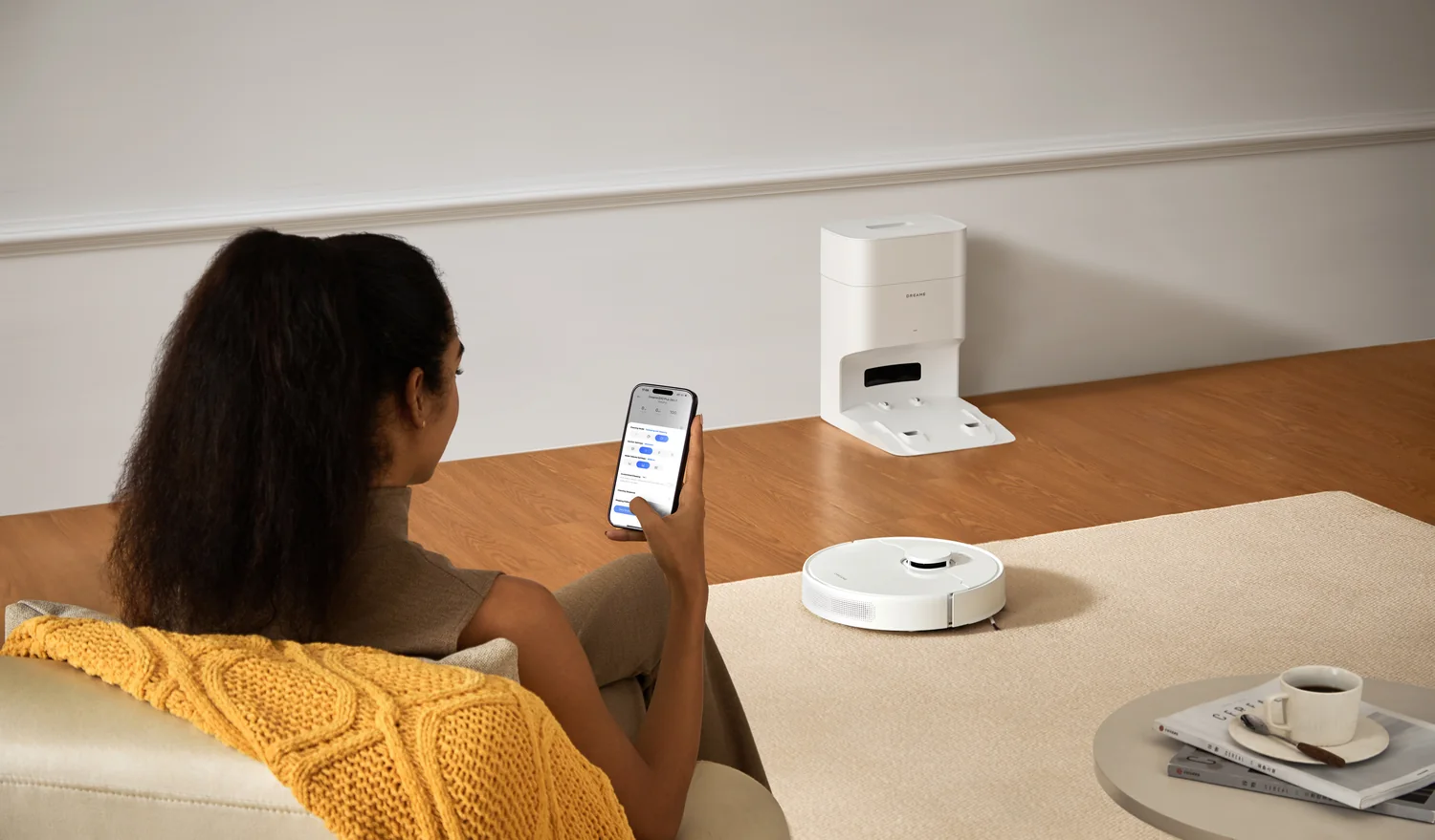 Moteris ant sofos telefonu valdo DREAME D10 Plus Gen 2 programėle