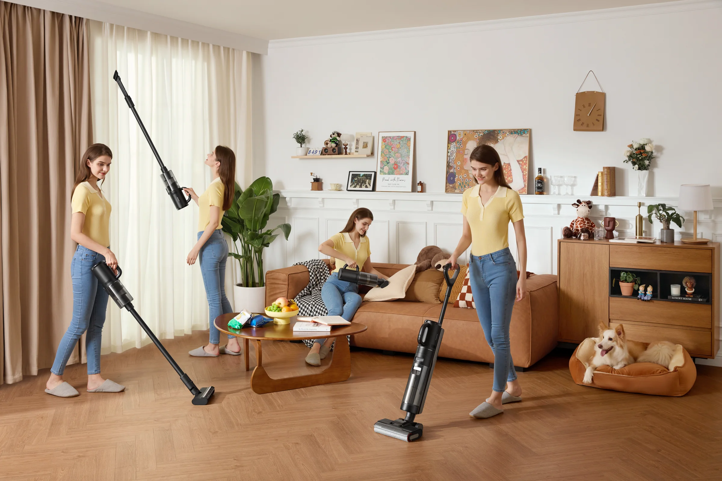 Moteris svetainėje naudoja DREAME H12 Dual kaip grindų plovimo, vertikalų ir rankinį siurblį
