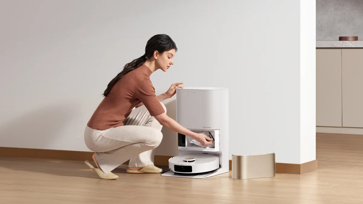 Moteris keičia dulkių maišelį DREAME X40 Ultra Complete stotelėje